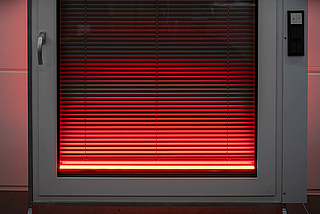 Scheinwerfer in dein Schlafzimmerfenster