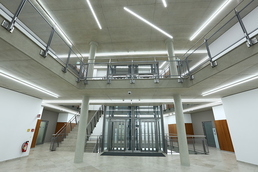LED Leuchten Luxsystem Business Campus Garching Eingangs und Treppenhausbeleuchtung mit integrierter Notbeleuchtung