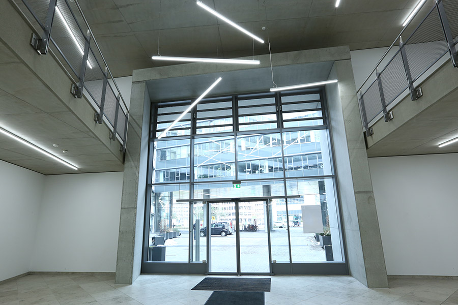 LED Leuchten Luxsystem Business Campus Garching Sicherheitsbeleuchtung für den Eingang