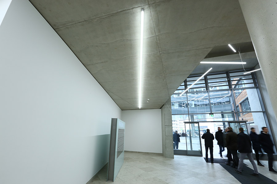 LED Leuchten Luxsystem Notbeleuchtung im Eingang und Treppenhaus sorgt für hohe Sicherheit