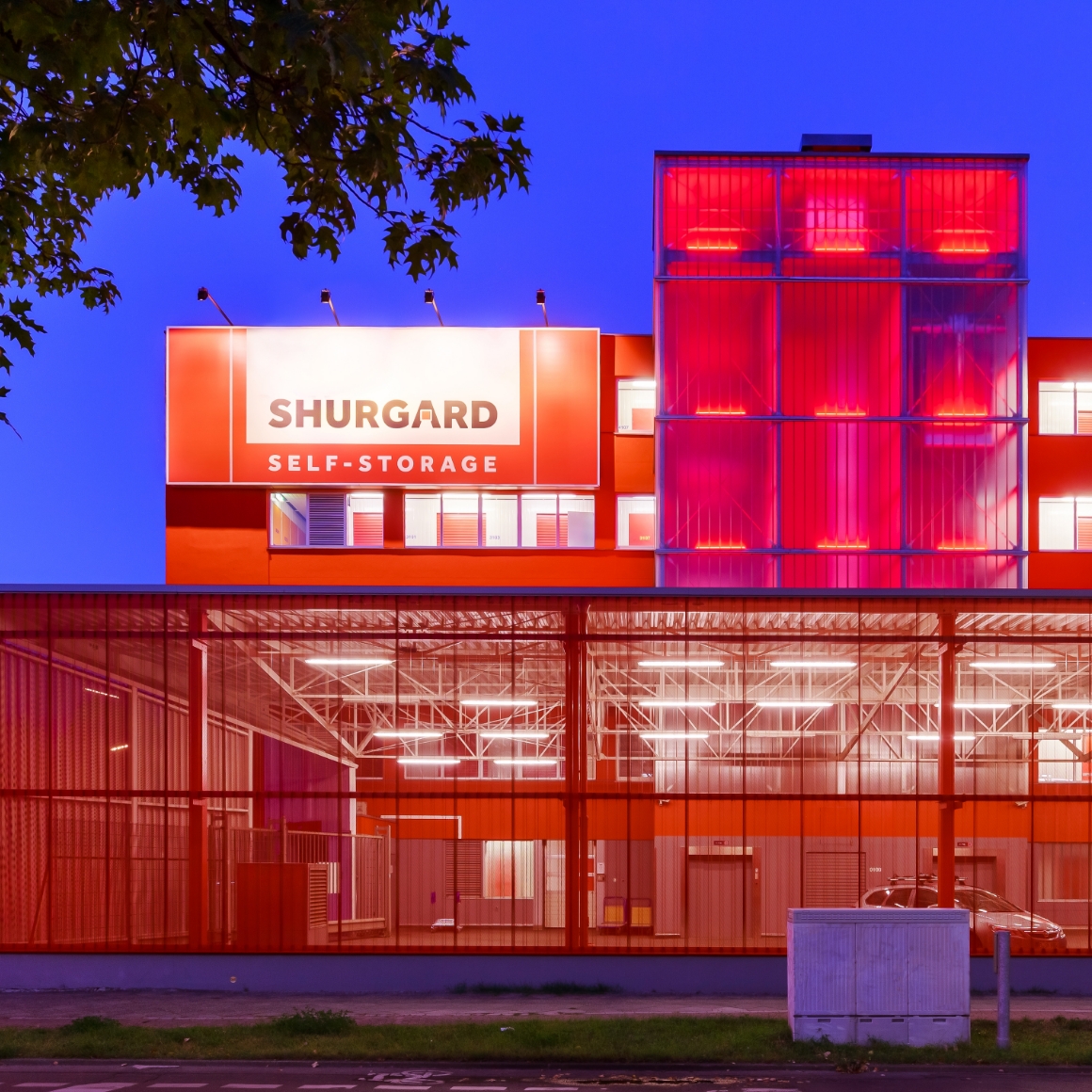 Fassadenbeleuchtung Shurgard LED Leuchten Luxsystem von Hadler