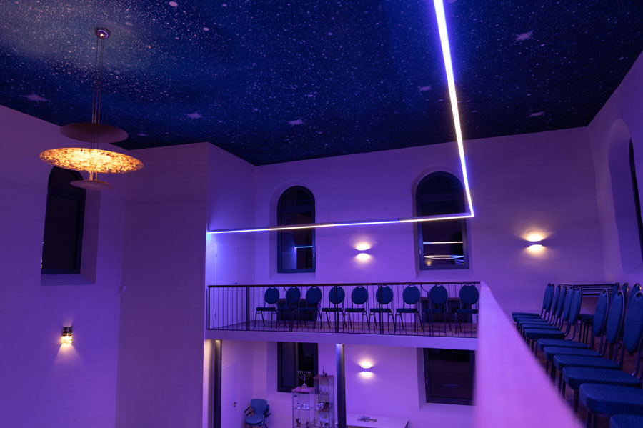 Kirchenbeleuchtung Synagoge Lichtlinien LED Pendelleuchte Luxsystem HADLER